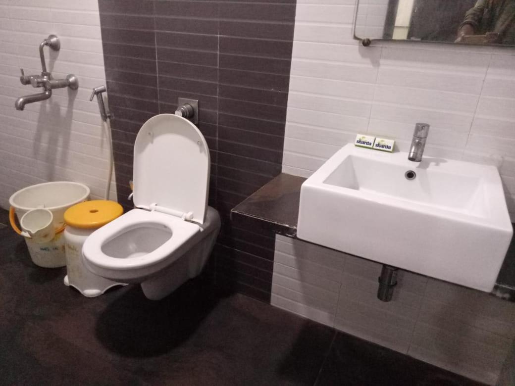 Hotel Sharda Мумбай Екстериор снимка