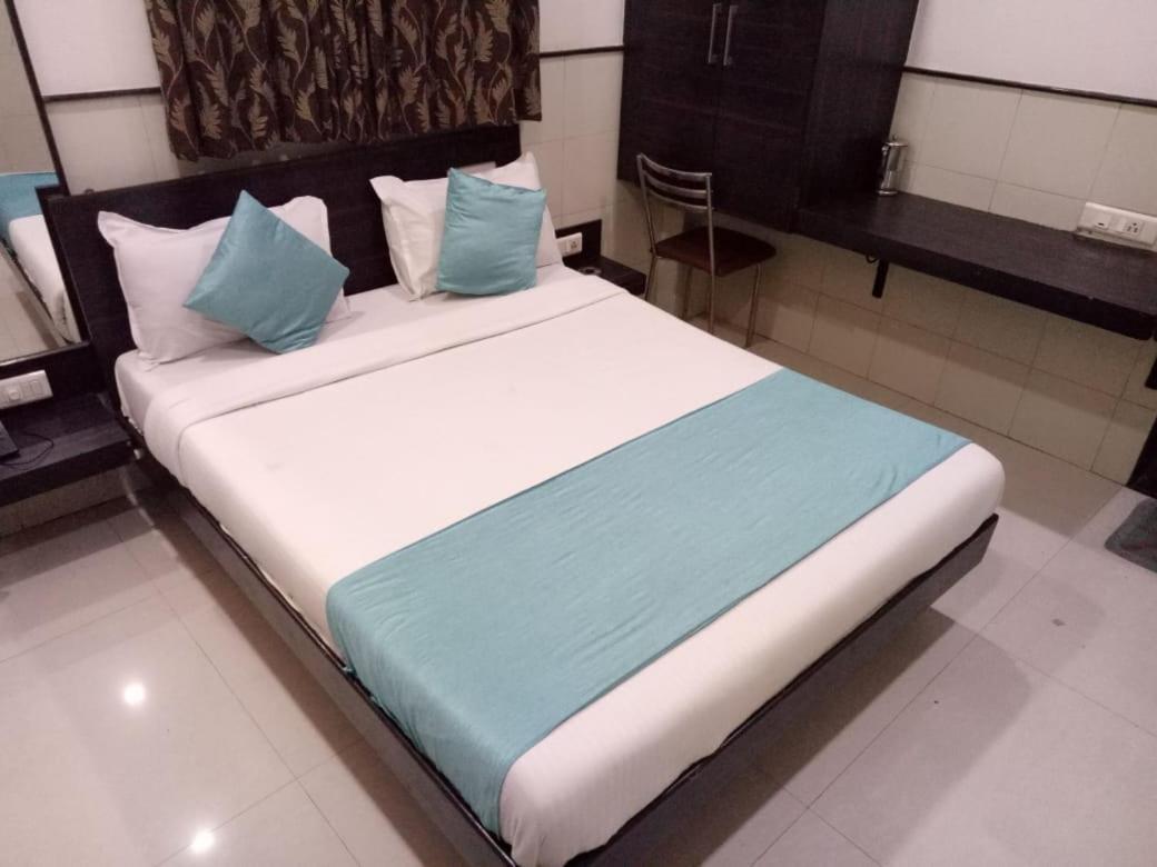 Hotel Sharda Мумбай Екстериор снимка