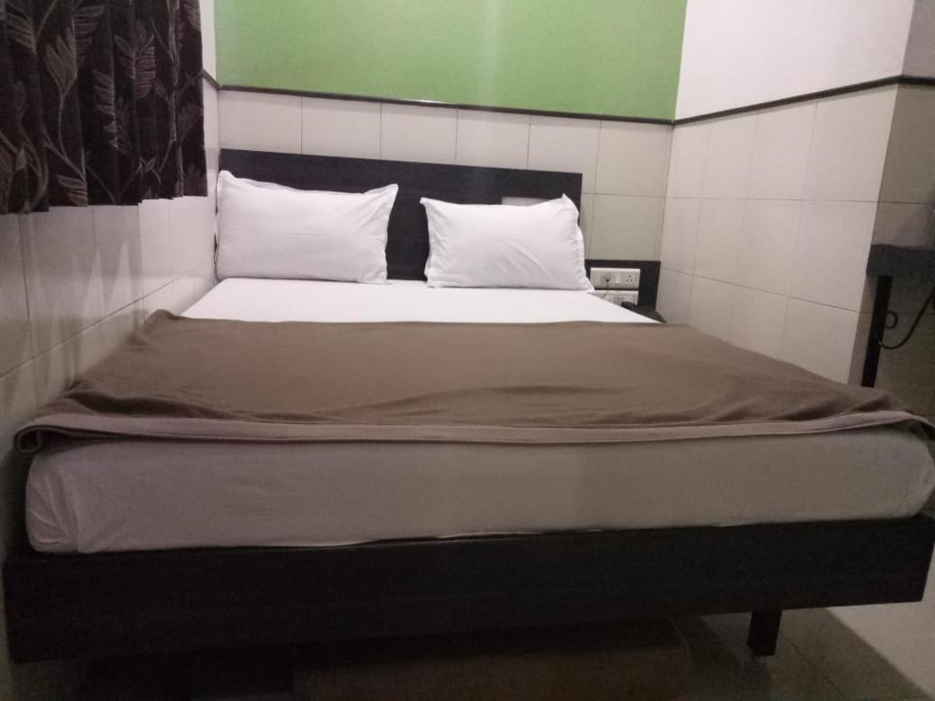 Hotel Sharda Мумбай Екстериор снимка
