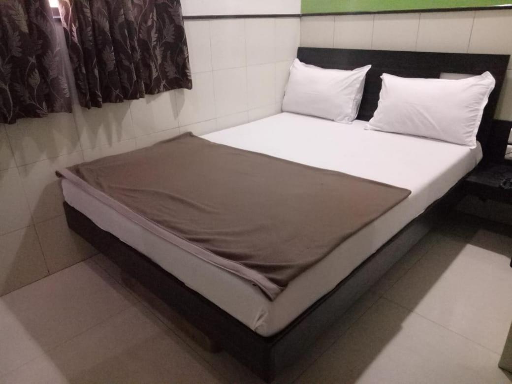 Hotel Sharda Мумбай Екстериор снимка